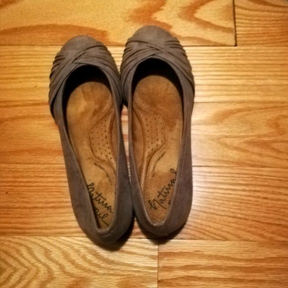 NIB Chic Flats. Size 6 1/2 M. Taupe. - Picture 7 of 9